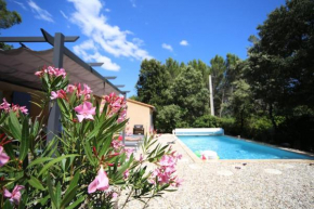 Villa de plain-pied avec jardin et piscine privée